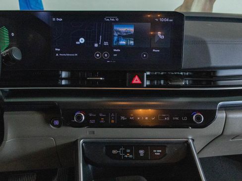 Used 2025 Kia Carnival image 4