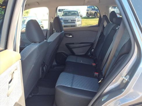 Used 2021 Nissan Rogue SV image 11