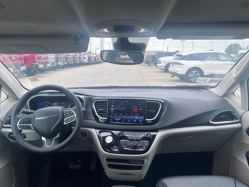 Used 2024 Chrysler Pacifica Touring-L FWD image 20