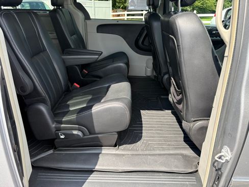 Used 2015 Chrysler Town & Country Touring-L w/ Driver Convenience Group FWD image 31