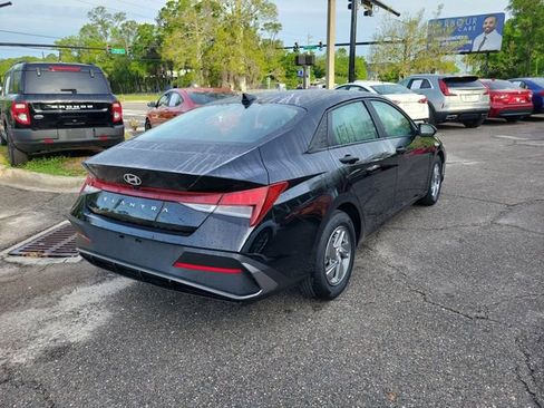 Used 2025 Hyundai Elantra SE FWD image 2