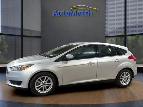 Used 2018 Ford Focus SE w/ Cold Weather Package FWD image 6