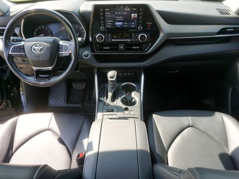 Used 2021 Toyota Highlander XLE image 10