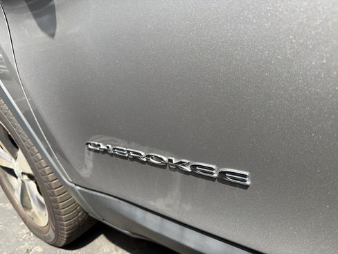 Used 2019 Jeep Cherokee Limited w/ Luxury Group AWD/4WD image 33