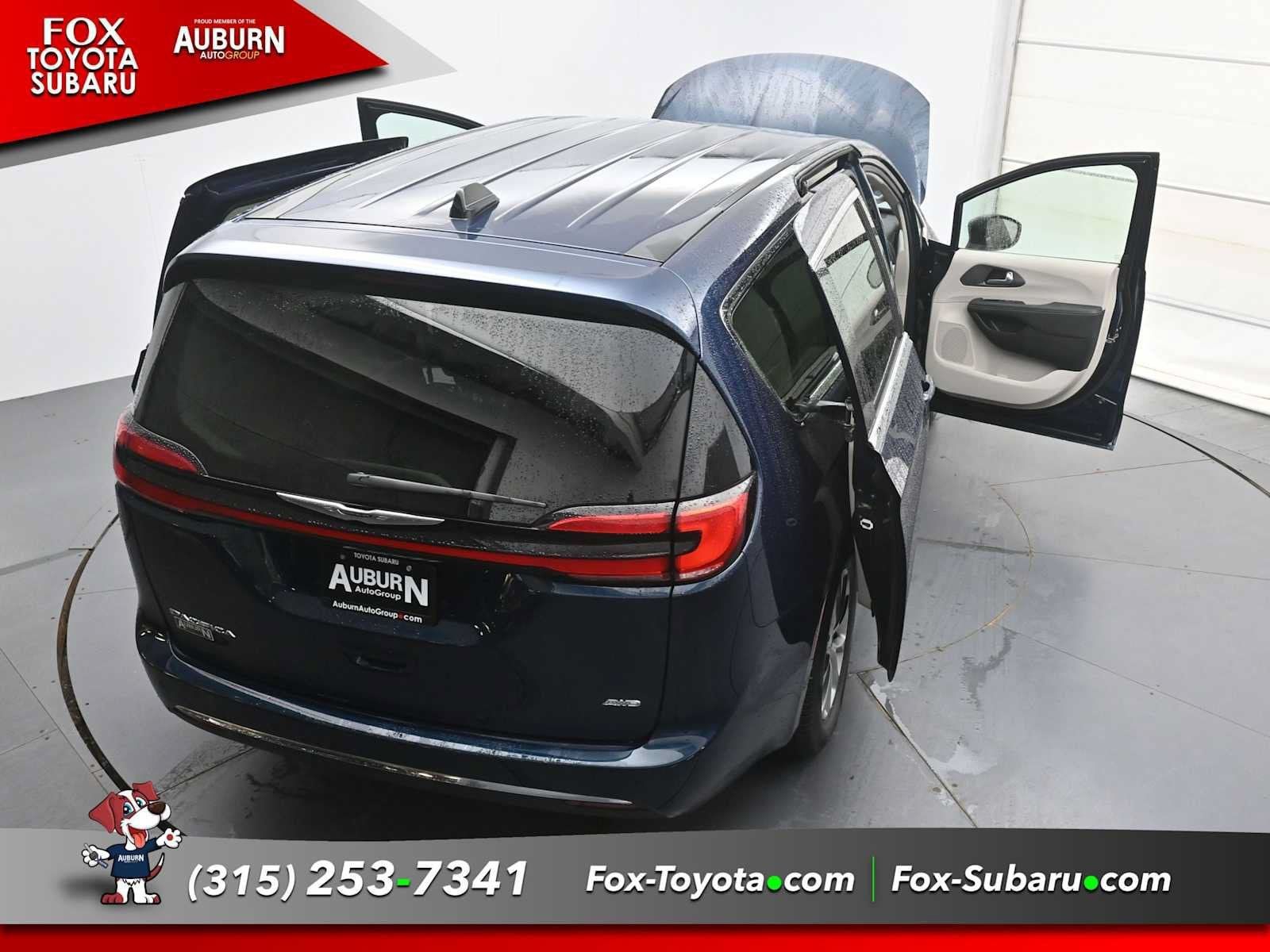 Used 2023 Chrysler Pacifica Touring-L AWD/4WD image 35