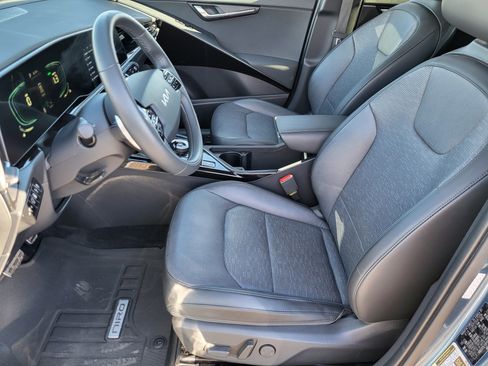Used 2023 Kia Niro SX Touring image 8