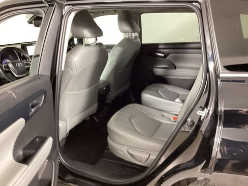 Used 2022 Toyota Highlander XLE AWD/4WD image 36