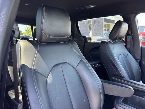 Used 2025 Chrysler Pacifica Select FWD image 26