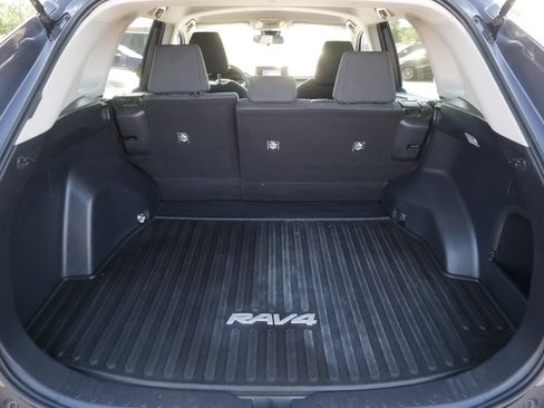 Used 2021 Toyota RAV4 LE AWD/4WD image 18