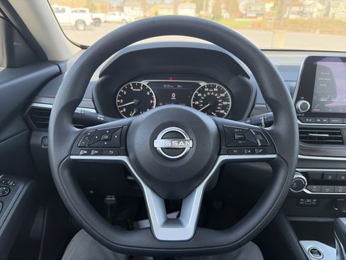 Used 2025 Nissan Altima 2.5 SV FWD image 13