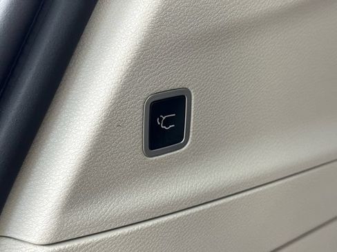Used 2017 Chrysler Pacifica Touring-L FWD image 28
