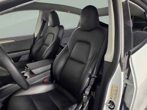 Used 2022 Tesla Model Y Long Range image 11