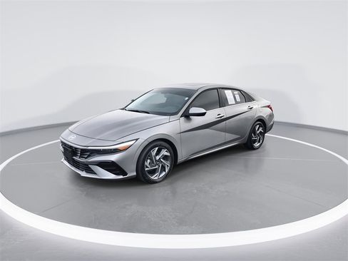 Used 2024 Hyundai Elantra SEL w/ Convenience Package image 4