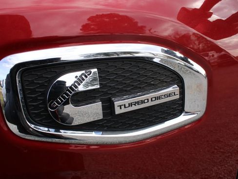 Used 2018 Nissan Titan SV w/ SV Convenience Package image 5