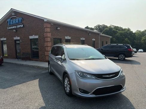 Used 2017 Chrysler Pacifica Touring-L FWD image 1
