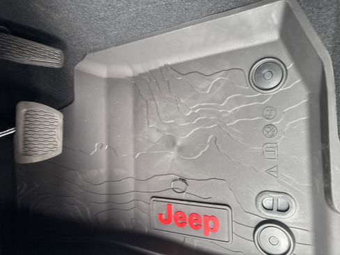 New 2025 Jeep Gladiator Sport image 17