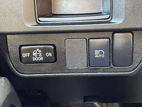 Used 2018 Toyota Tacoma SR5 AWD/4WD image 17