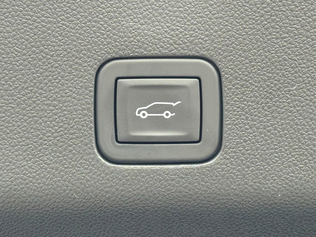 Used 2026 GMC Yukon Denali AWD/4WD image 13