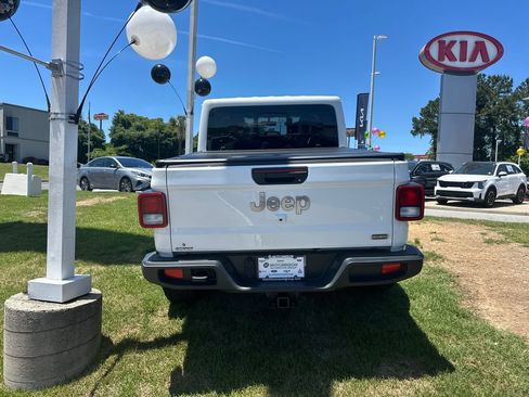 Used 2023 Jeep Gladiator Overland w/ Trailer Tow Package AWD/4WD image 6