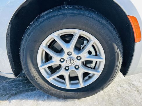 Used 2024 Chrysler Pacifica Touring-L image 41