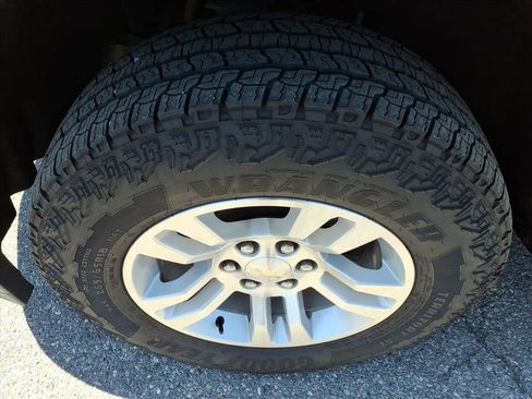 Used 2018 Chevrolet Silverado 1500 LT w/ All Star Edition AWD/4WD image 10