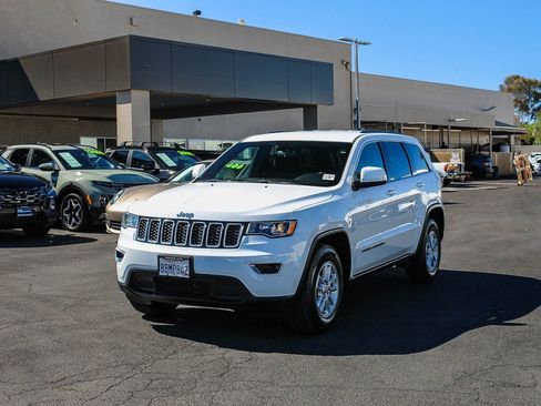 Used 2018 Jeep Grand Cherokee Laredo image 3