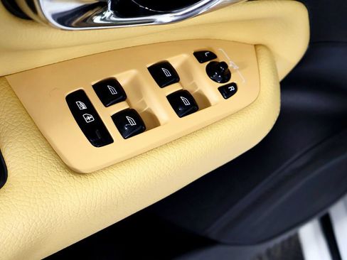 Used 2016 Volvo XC90 T8 Momentum w/ Vision Package image 17