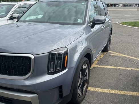 Used 2023 Kia Telluride EX w/ EX Captain's Chair Package AWD/4WD image 2