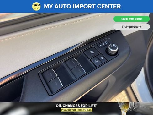 Used 2021 Toyota Venza LE image 11