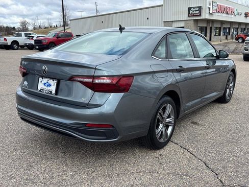 Used 2024 Volkswagen Jetta SE FWD image 4