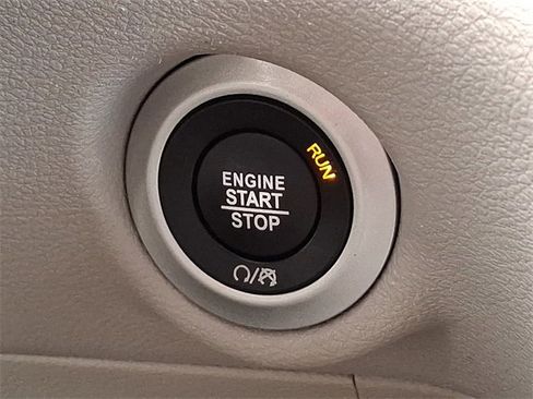 Used 2023 Chrysler Pacifica Touring-L image 23