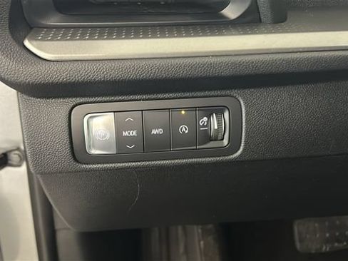 Used 2025 Chevrolet Traverse LT AWD/4WD image 19
