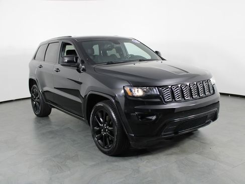 Used 2018 Jeep Grand Cherokee Altitude RWD image 4