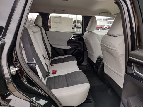 New 2025 Mitsubishi Outlander SE image 10