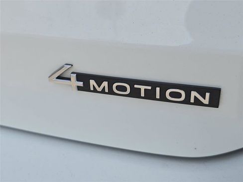 Used 2024 Volkswagen Taos SE w/ Panoramic Sunroof Package AWD/4WD image 5