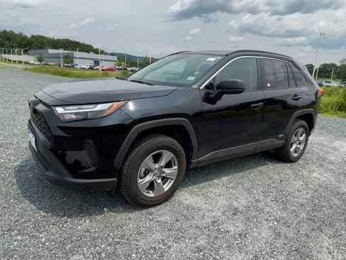Certified 2025 Toyota RAV4 LE AWD/4WD image 4