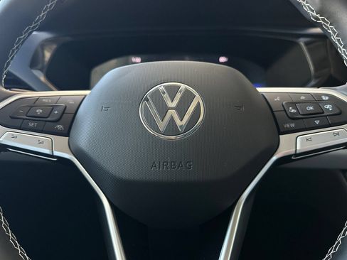 Used 2023 Volkswagen Taos SE w/ Panoramic Sunroof Package FWD image 24