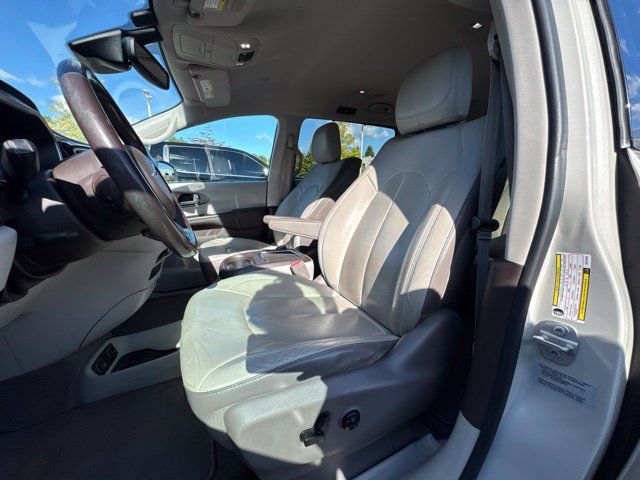 Used 2017 Chrysler Pacifica Touring-L Plus w/ Advanced Safetytec Group FWD image 8