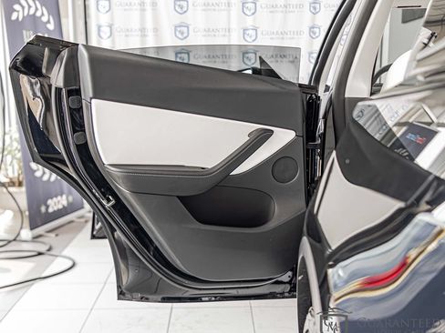 Used 2021 Tesla Model Y Long Range AWD/4WD image 30