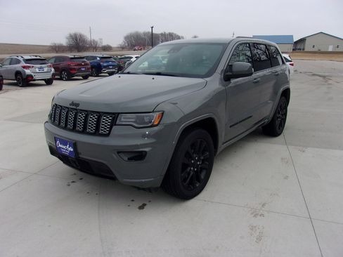 Used 2022 Jeep Grand Cherokee Laredo X image 6