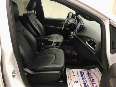 Used 2025 Chrysler Pacifica Select image 23