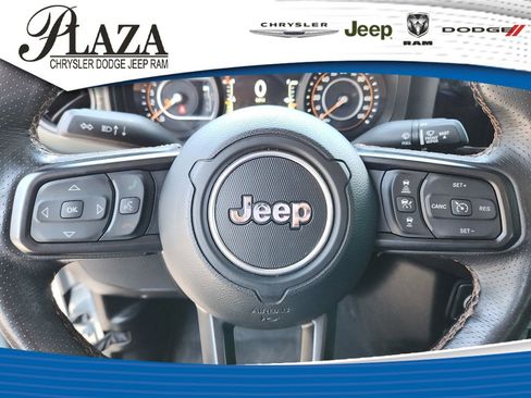 Certified 2024 Jeep Gladiator Mojave AWD/4WD image 31