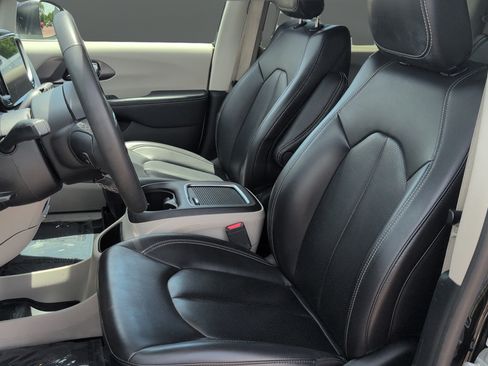 Used 2023 Chrysler Pacifica Touring-L FWD image 11