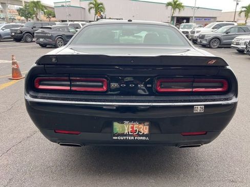 Used 2019 Dodge Challenger SXT image 5