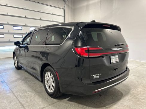 Used 2023 Chrysler Pacifica Touring-L FWD image 8