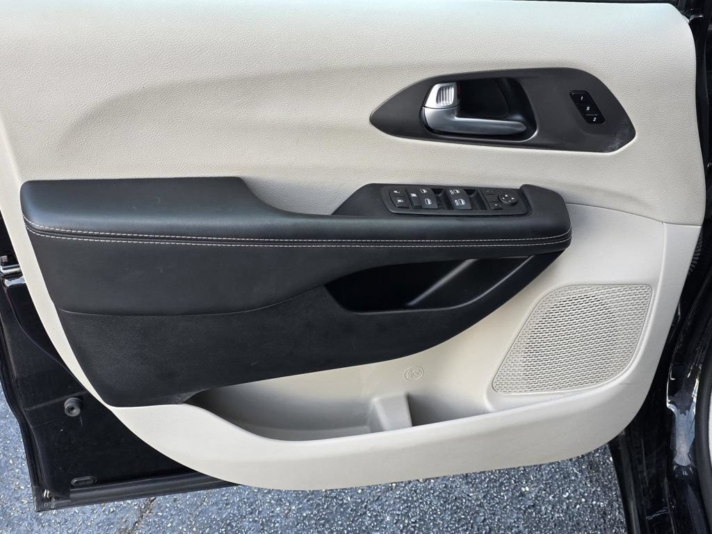 Used 2024 Chrysler Pacifica Touring-L FWD image 30