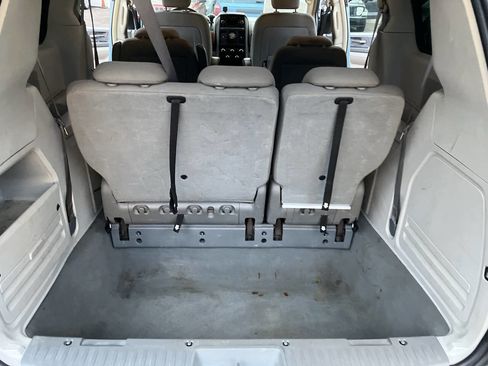 Used 2008 Chrysler Town & Country LX image 38