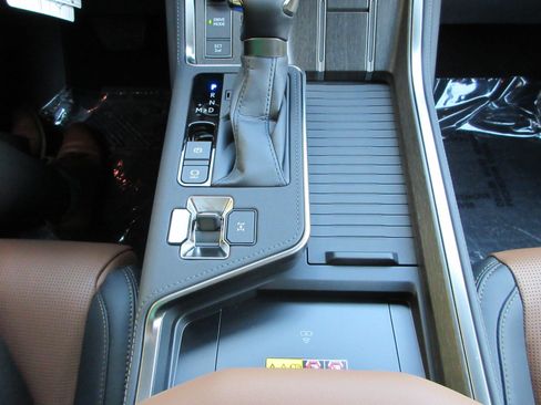 Used 2025 Lexus GX 550 w/ Accessory Package (2T) AWD/4WD image 51
