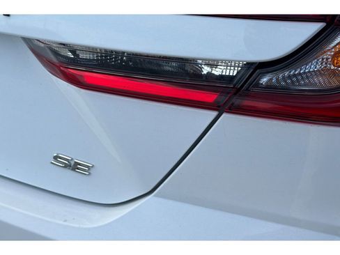 Used 2025 Toyota Camry SE image 7