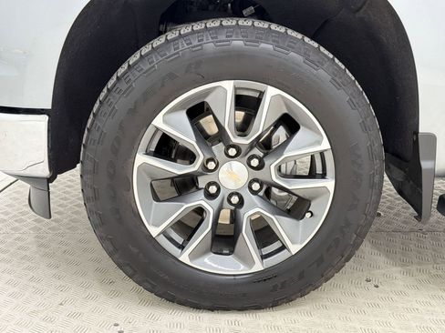 Used 2025 Chevrolet Silverado 1500 LT w/ Z71 Off-Road Package AWD/4WD image 12